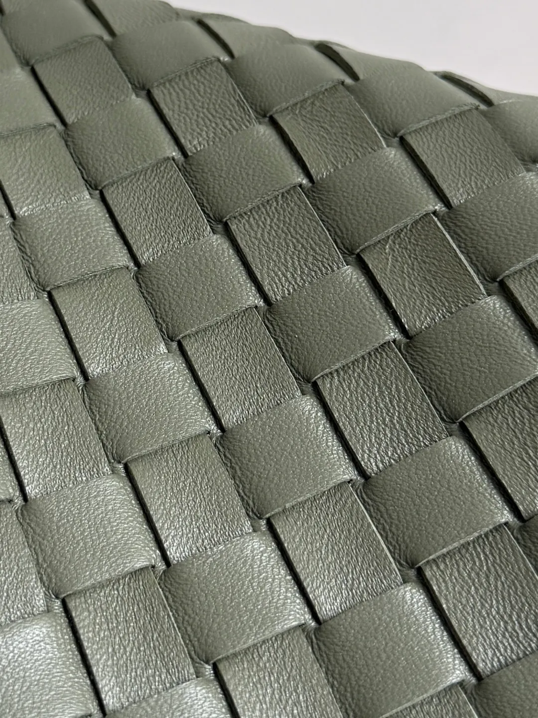 Batch 2160 new products are coming! BOTTEGA VENETA Bottega Veneta's 2025 new Campana shoulder bag is on the market~ First of all, I would like to praise the weight of this bag. As a not too small bag, it is very light for daily use. For people like me who need to carry a lot of belongings when going out, this advantage is great, and it greatly reduces the burden of traveling. 🛍️The shape is a bit like a combination of parachute and jodie. The blunt triangle shape is cute and honest. Carrying it on your back when going shopping is a good mood accelerator. The handles and body of the bag are both classic weaves. A tie is added to the original open design. If it is not tied up, the bag will look like a small vegetable basket when carried. Style number: 844249 Size: 33*20*16.5cm
